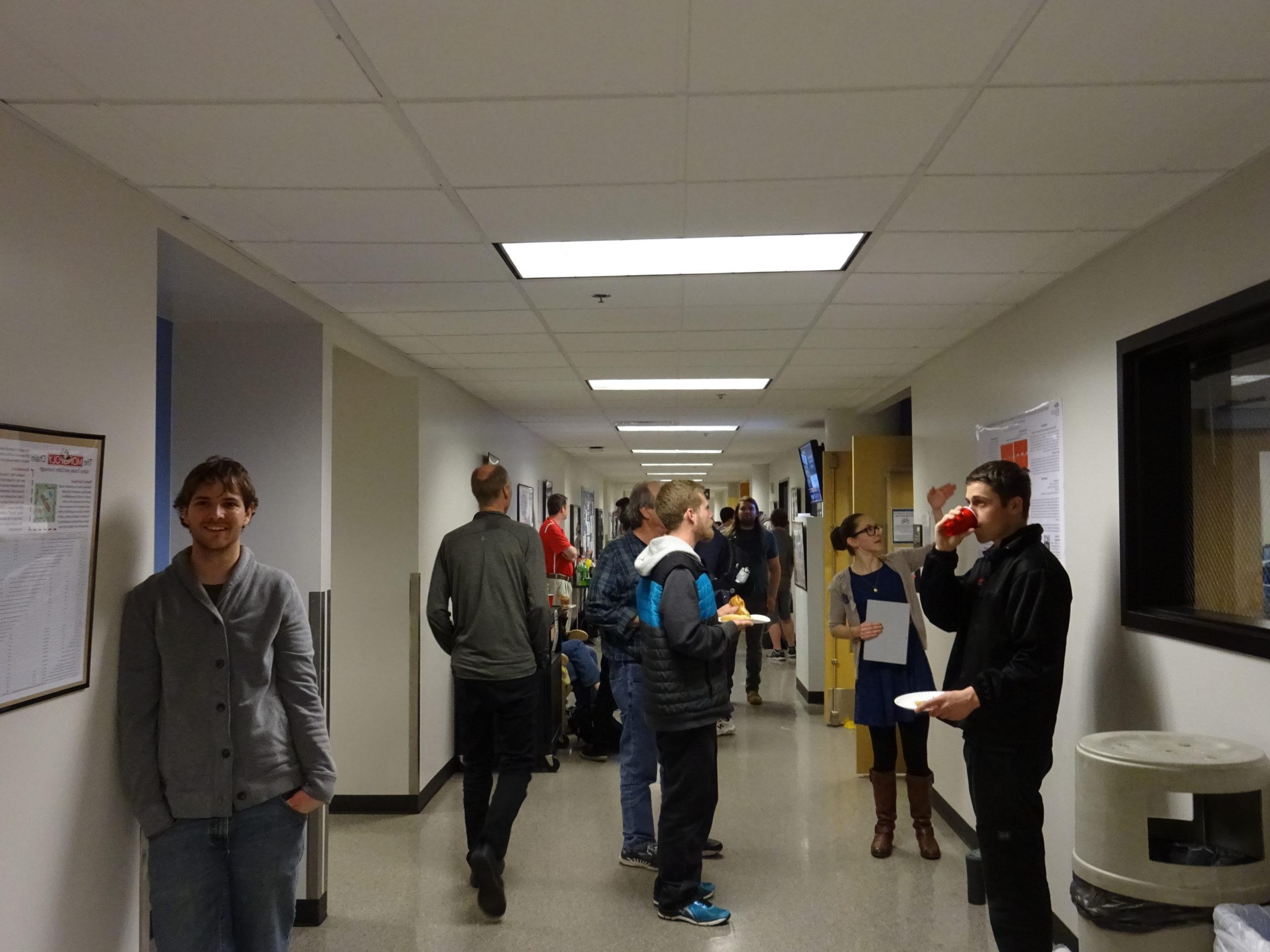 学生们站在科学楼的走廊上