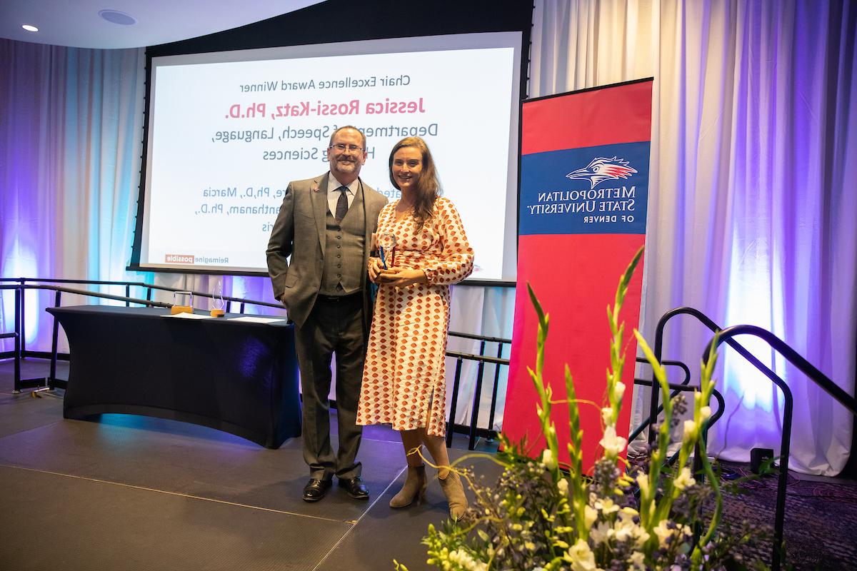 主席优秀奖得主杰西卡·罗西-卡茨博士.D.与比尔·亨利博士合影.D.在2021年的飞翔的路跑者颁奖典礼上.