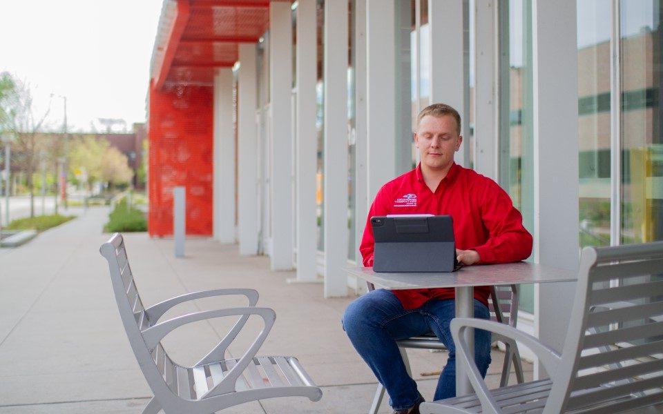MSU Denver Online student studying remotely for an online business management degree